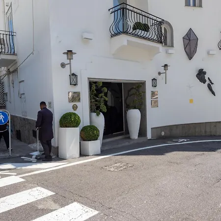 De Vivo Realty - Casa Bijou 3*
